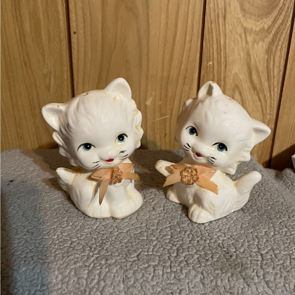 Adorable Cream Cat  with Bows Salt & Pepper